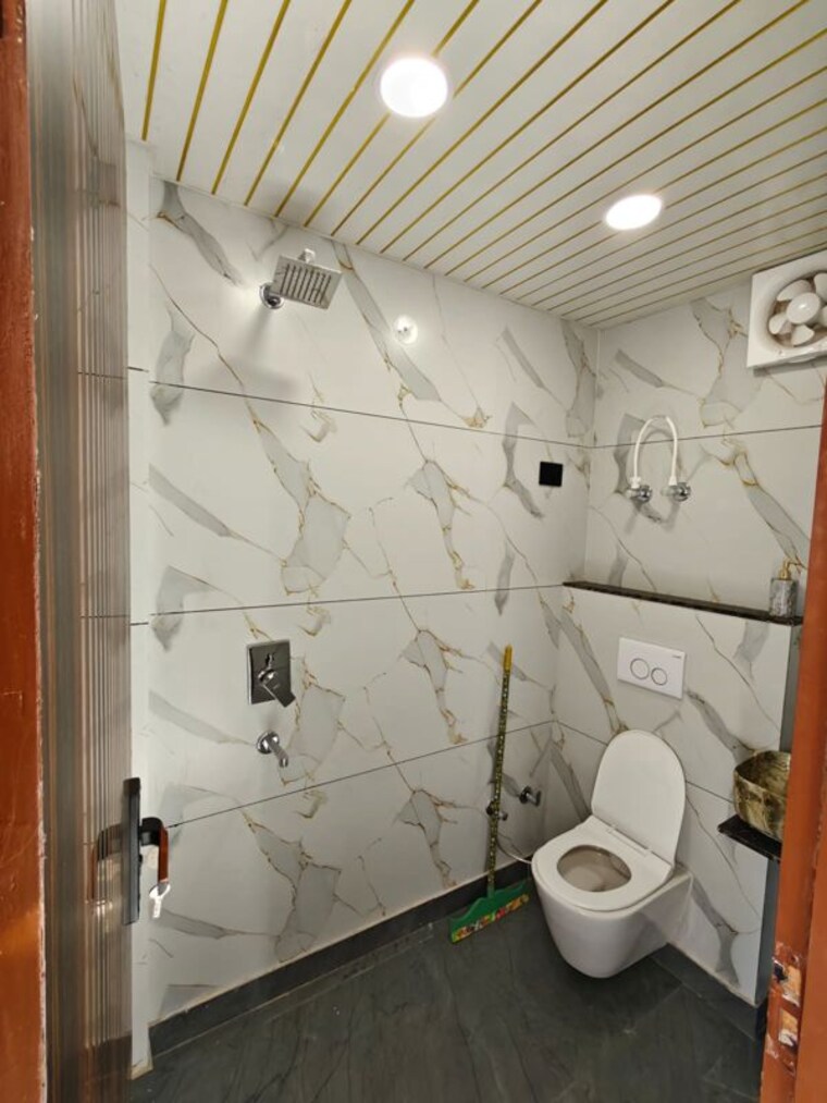 Bathroom, ramesh nagar 2 Bedroom 100 Sq.Yd. Builder Floor In Ramesh Nagar Delhi 10144997