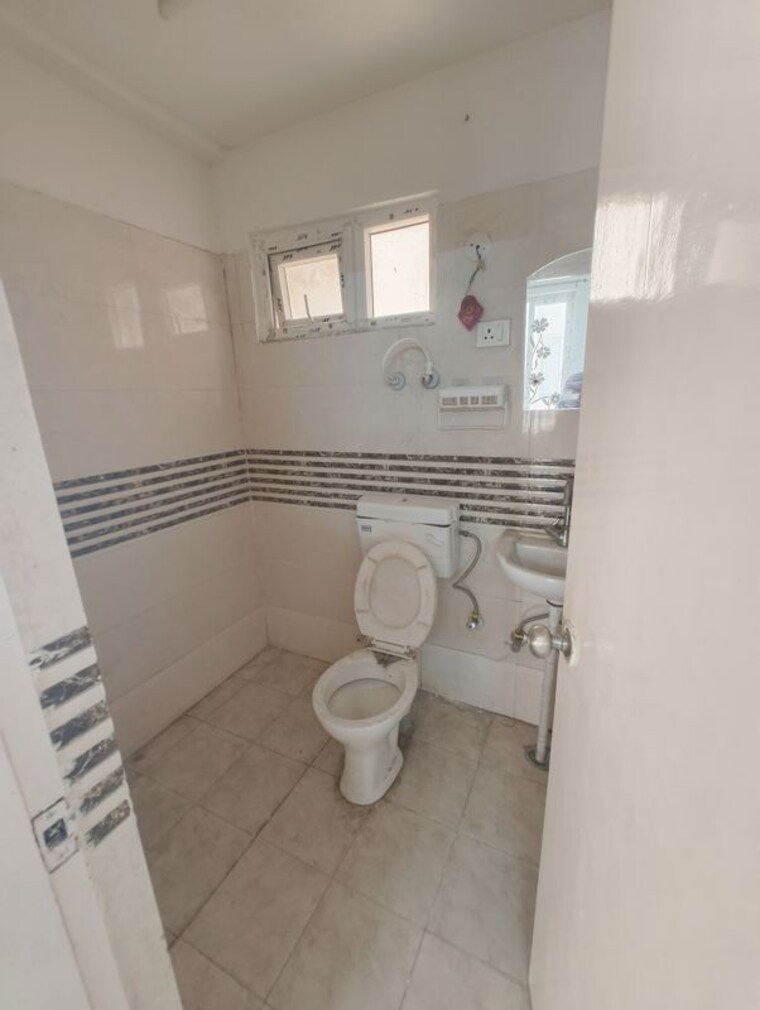 Bathroom, shree-vardhman-green-court 2 Bedroom 626 Sq.Ft. Apartment In Sector 90 Gurgaon 10145018