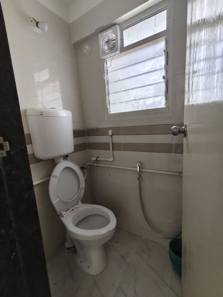 Bathroom, kalyani nagar 1 Bedroom 550 Sq.Ft. Apartment In Kalyani Nagar Pune 10145054