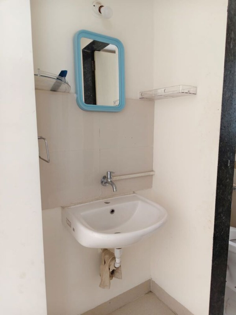 Bathroom, kalyani nagar 1 Bedroom 550 Sq.Ft. Apartment In Kalyani Nagar Pune 10145054
