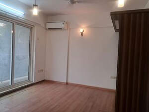 Room in 3 BHK Apartment at Khar West – for Rent