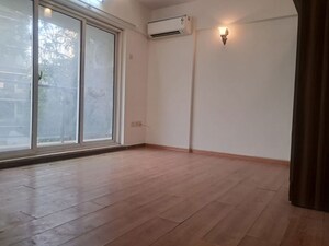 Room in 3 BHK Apartment at Khar West – for Rent