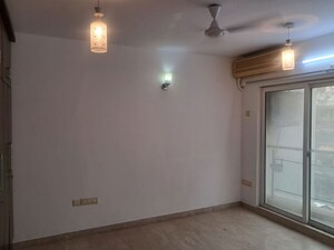 Room in 3 BHK Apartment at Khar West – for Rent