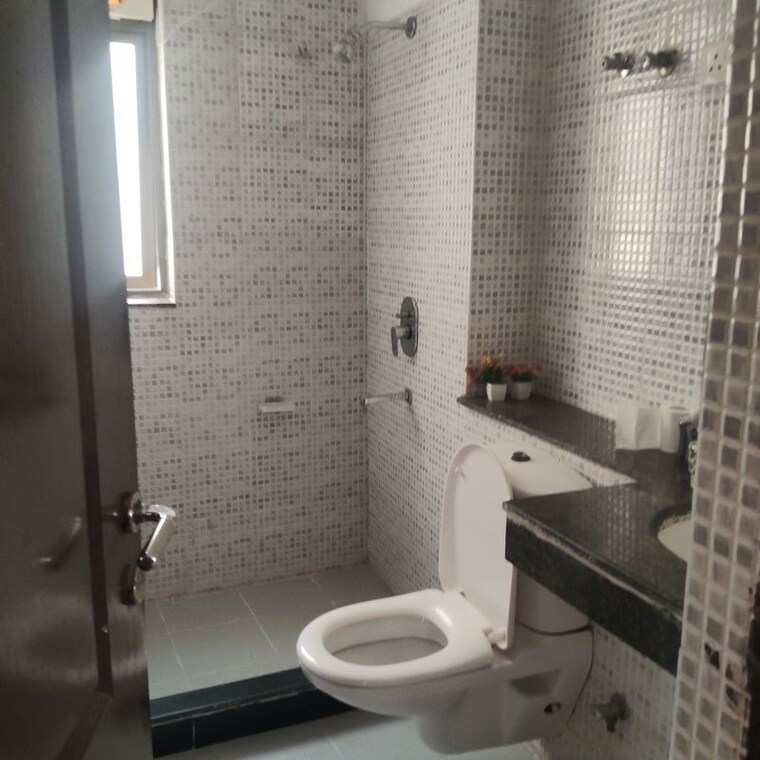 Bathroom, sector 33 3.5 Bedroom 1545 Sq.Ft. Apartment In Sector 33 Gurgaon 10145102