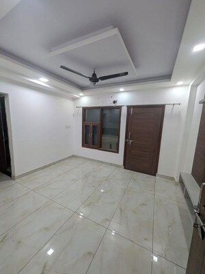 Room in 3 BHK Builder Floor at Sector 57 – for Rent