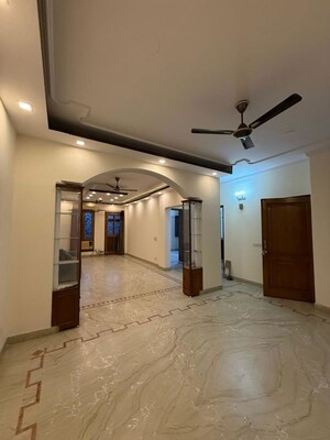 Room in 3 BHK Builder Floor at Greater Kailash ii – for Rent