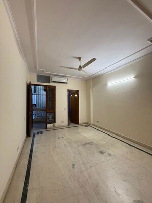 Room in 3 BHK Builder Floor at Greater Kailash ii – for Rent
