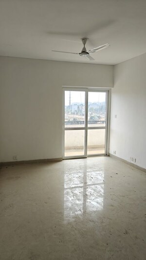 Room in 3 BHK Builder Floor at Sector 8 – for Rent