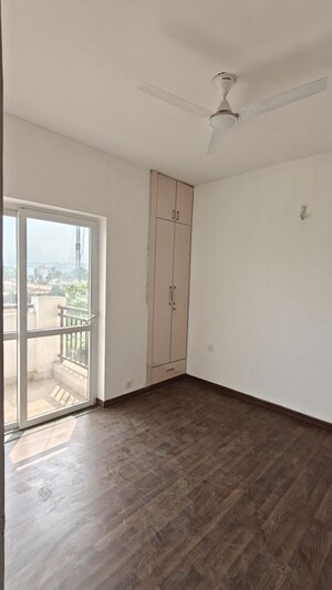 Room in 3 BHK Builder Floor at Sector 8 – for Rent