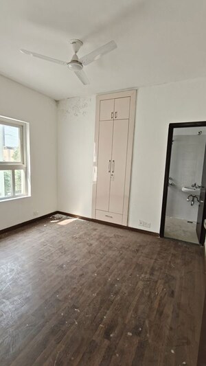 Room in 3 BHK Builder Floor at Sector 8 – for Rent