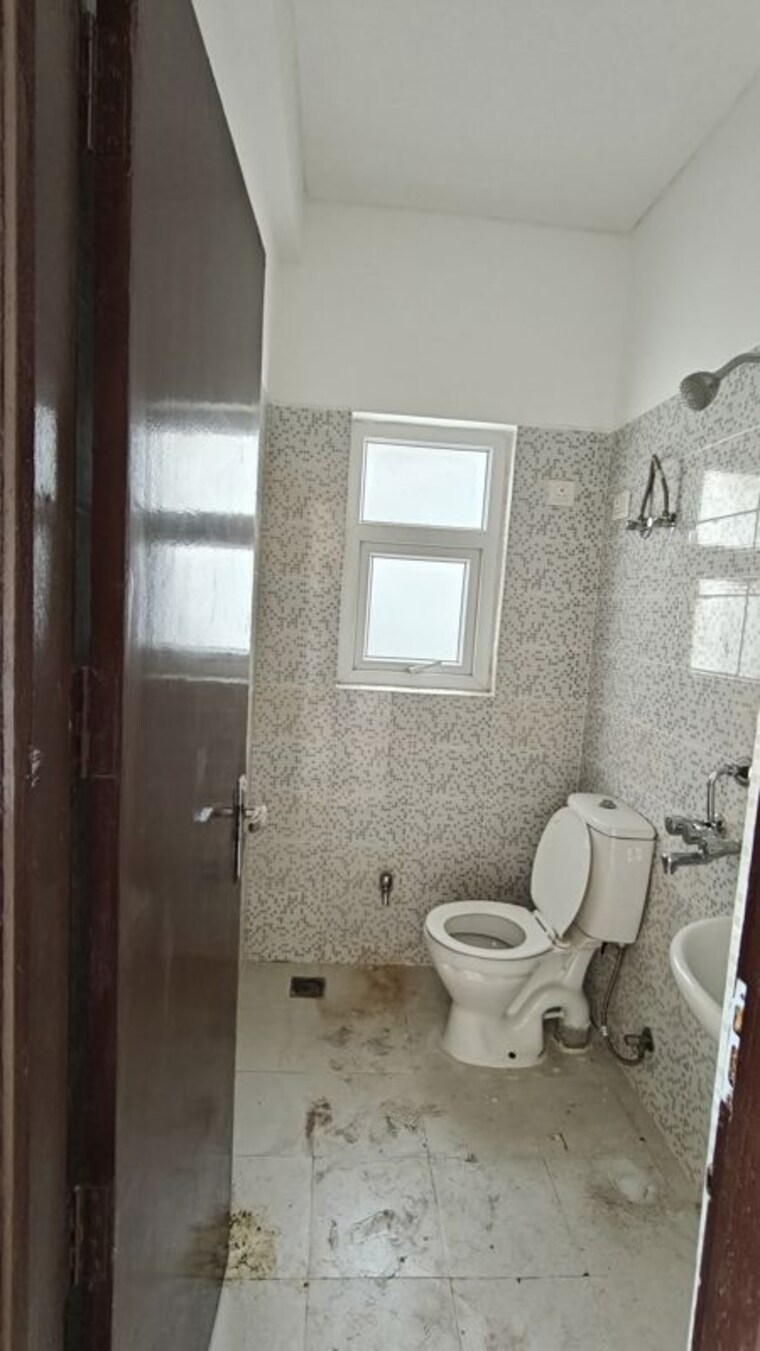 Bathroom, sector 8 3 Bedroom 1170 Sq.Ft. Builder Floor In Sector 8 Faridabad 10145634