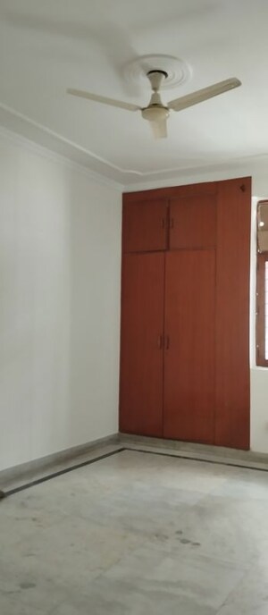 Room in 3 BHK Builder Floor at Sector 39 – for Rent