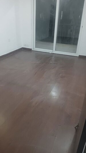 Room in 2 BHK Apartment at Amrapali Golf Homes, Sector 4 Greater Noida – for Sale