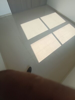 Room in 4 BHK Apartment at Kalpataru Immensa, Kolshet Road – for Rent