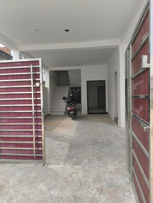 Parking in 2 BHK Independent House at Vrindavan Yojna – for Rent