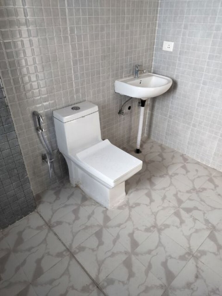 Bathroom, amrapali-heartbeat-city 3 Bedroom 1350 Sq.Ft. Apartment In Sector 107 Noida 10146921