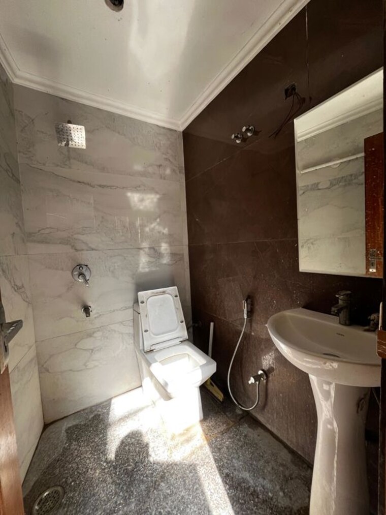 Bathroom, green fields colony 3 Bedroom 1550 Sq.Ft. Builder Floor In Green Fields Colony Faridabad 10146925