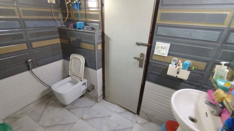 Bathroom, green fields colony 3 Bedroom 1550 Sq.Ft. Builder Floor In Green Fields Colony Faridabad 10146925