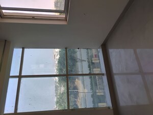 Room in 4 BHK Apartment at Tulsiani Golf View, Gomti Nagar – for Sale