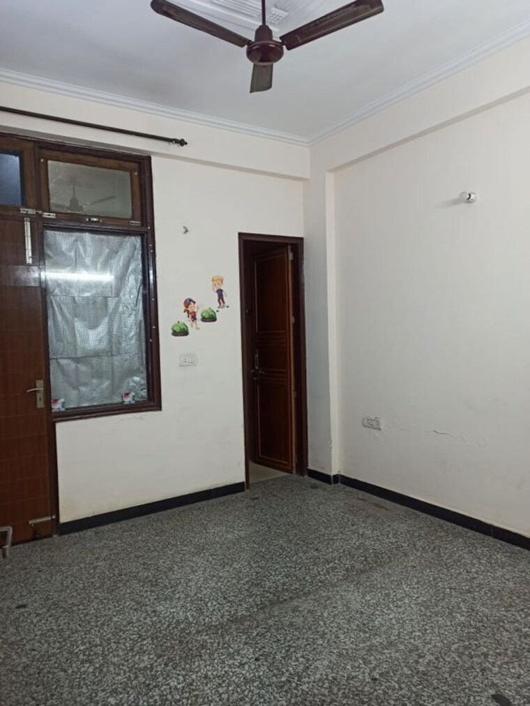 Room, sector 48 6+ Bedroom 112 Sq.Mt. Independent House In Sector 48 Noida 10147895