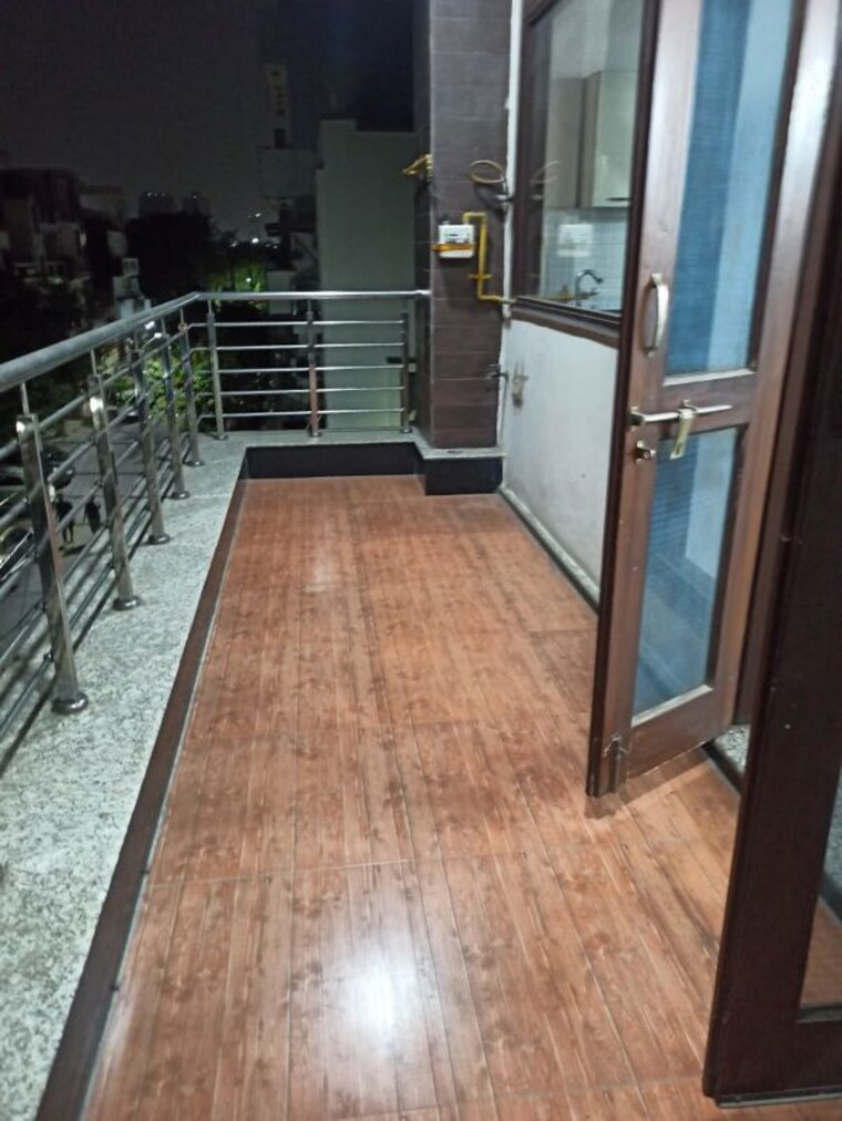 Balcony, sector 48 6+ Bedroom 112 Sq.Mt. Independent House In Sector 48 Noida 10147895
