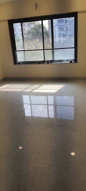 Room in 3 BHK Apartment at Zindagi CHS, Khar West – for Rent