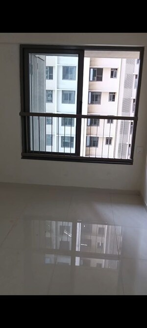 Room in 2 BHK Apartment at Kalpataru Srishti Namaah, Mira Road – for Rent
