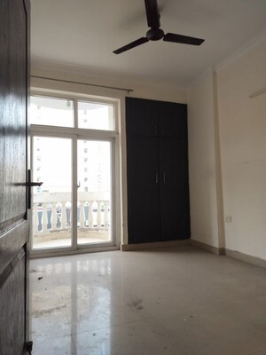 Room in 2.5 BHK Apartment at Amrapali Silicon City, Sector 76 – for Sale