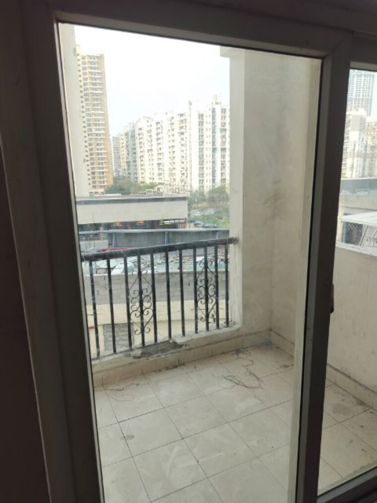 Balcony, amrapali-silicon-city 2.5 Bedroom 1080 Sq.Ft. Apartment In Sector 76 Noida 10148241