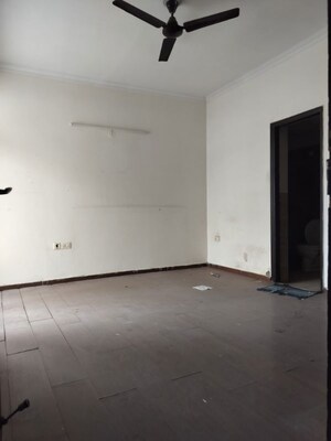 Room in 2.5 BHK Apartment at Amrapali Silicon City, Sector 76 – for Sale