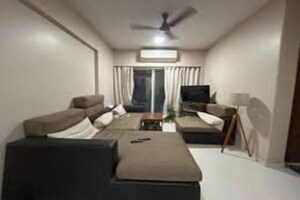 Room in 4 BHK Apartment at Cst Area – for Rent
