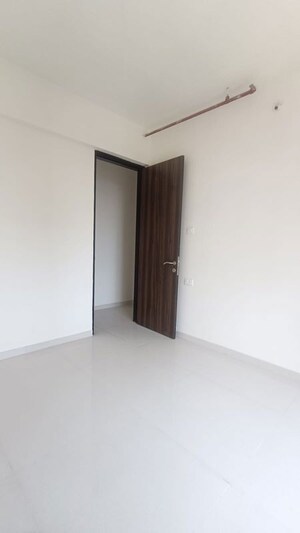 Room in 2 BHK Apartment at Sheth Zuri, Laxmi Nagar – for Rent