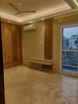 Room in 3 BHK Builder Floor at Sector 45 – for Rent
