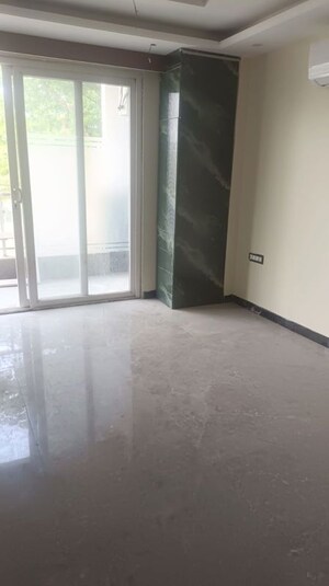 Room in 3 BHK Apartment at BPTP Amstoria, Sector 102 – for Rent