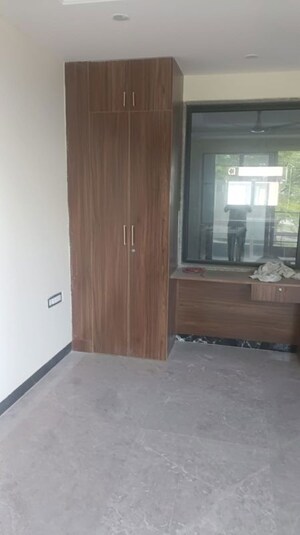 Room in 3 BHK Apartment at BPTP Amstoria, Sector 102 – for Rent