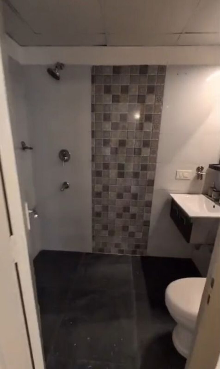 Bathroom, tulip-violet 3 Bedroom 1602 Sq.Ft. Apartment In Sector 69 Gurgaon 10148861