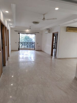 Room in 3 BHK Apartment at Ekta Heritage Apartment, Khar West – for Rent