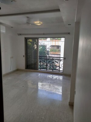 Room in 3 BHK Apartment at Ekta Heritage Apartment, Khar West – for Rent