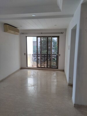 Room in 3 BHK Apartment at Ekta Heritage Apartment, Khar West – for Rent