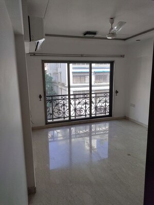 Room in 3 BHK Apartment at Ekta Heritage Apartment, Khar West – for Rent