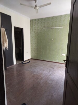Room in 2.5 BHK Apartment at Amrapali Silicon City, Sector 76 – for Rent