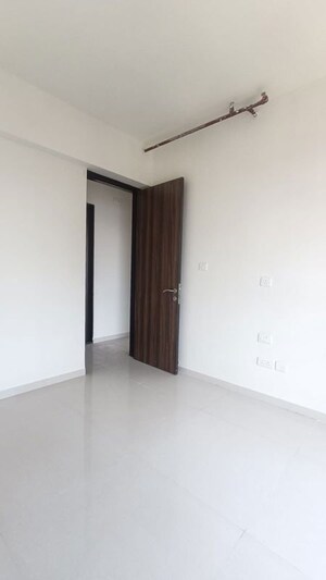 Room in 3 BHK Apartment at Sheth Zuri, Laxmi Nagar – for Rent