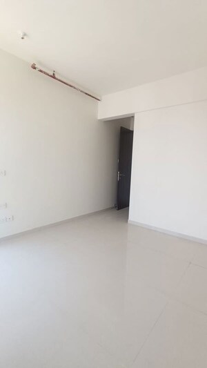 Room in 3 BHK Apartment at Sheth Zuri, Laxmi Nagar – for Rent