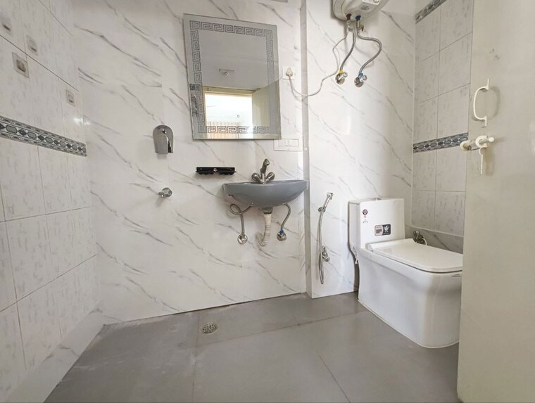 Bathroom, shri-banke-vihari 2 Bedroom 1500 Sq.Ft. Apartment In Sector 56 Gurgaon 10149016