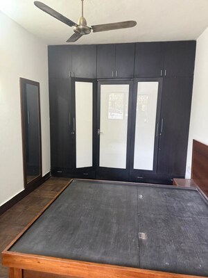 Room in 2 BHK Apartment at Suryamukhi Garden Apartment, Vittal Mallya Road – for Rent