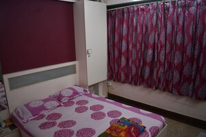Bedroom in 2.5 BHK Apartment at Bandra West – for Rent