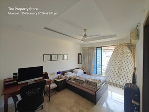 Room in 2.5 BHK Apartment at Bandra West – for Rent