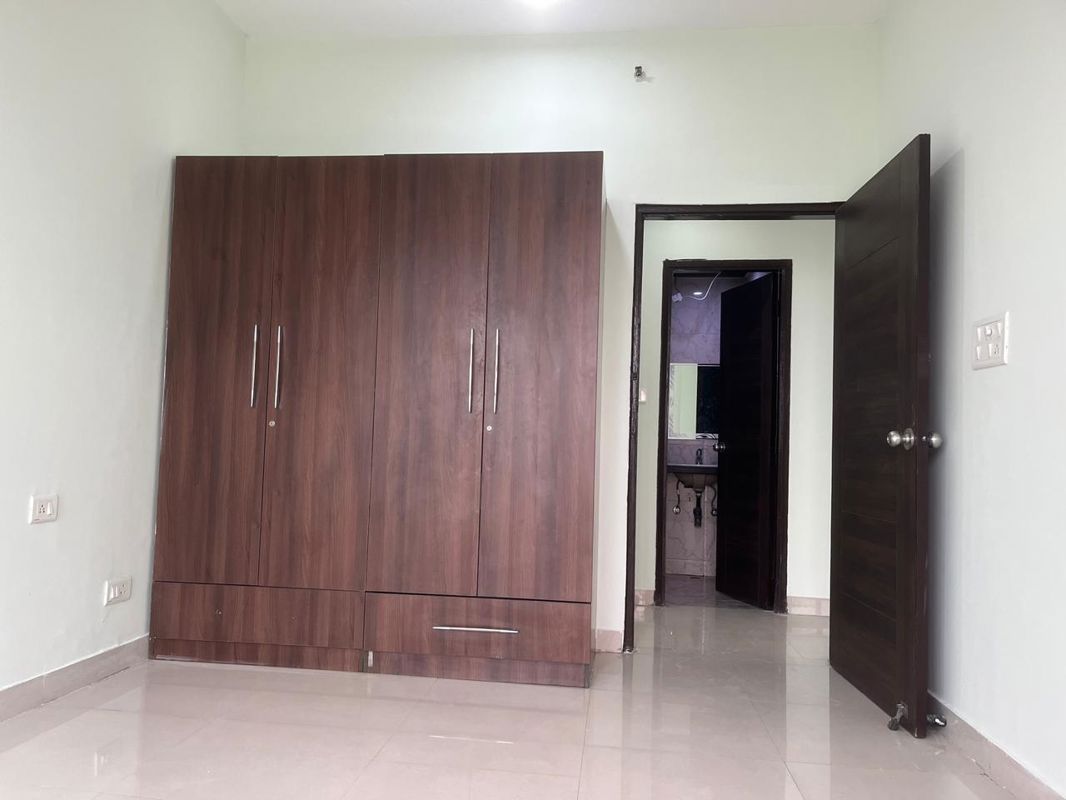 2.5 BHK + Servant Room Apartment For Rent in Mahagun Mirabella
