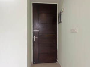 Furnished Amenities in 2.5 BHK Apartment at Mahagun Mirabella, Sector 79 – for Rent