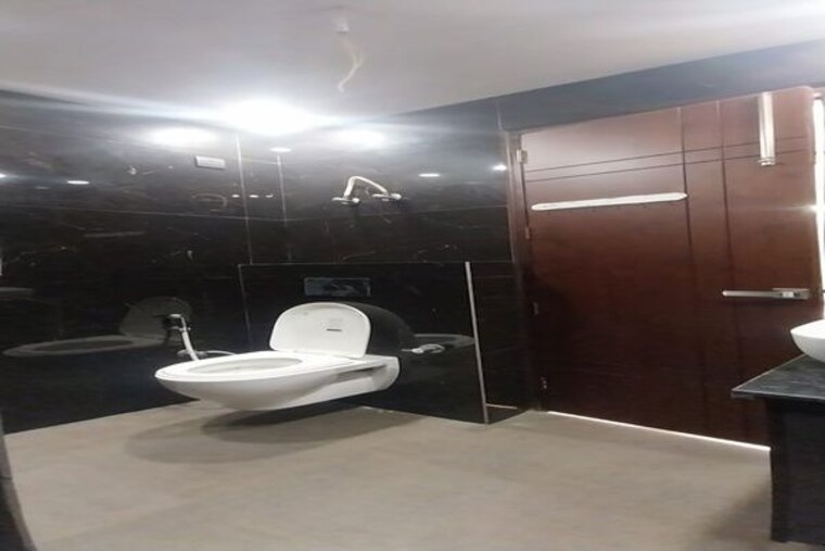 Bathroom, sainik colony 3 Bedroom 250 Sq.Yd. Builder Floor In Sainik Colony Faridabad 10149976